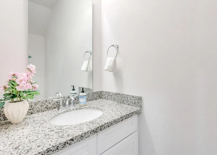 Nurse-ready 2 Mi To Uwf Campus & Hospital! Holiday home *