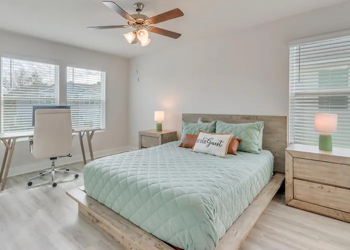 Nurse-ready 2 Mi To Uwf Campus & Hospital! Holiday home Pensacola
