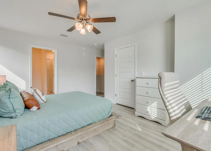 Nurse-ready 2 Mi To Uwf Campus & Hospital! Holiday home