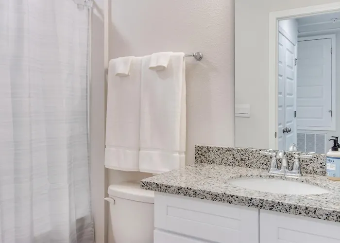 Holiday home Nurse-ready 2 Mi To Uwf Campus & Hospital! *